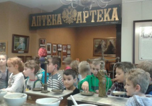 Klasa IIIA w Muzeum Farmacji
